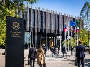 Europeans' trust in institutions remains low: national governments and social media inspire the least